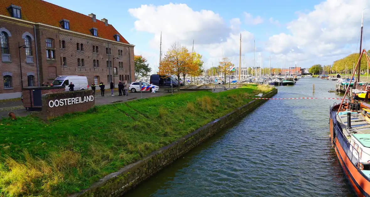 Bandensporen leiden naar overleden persoon in auto onder water - Foto 6