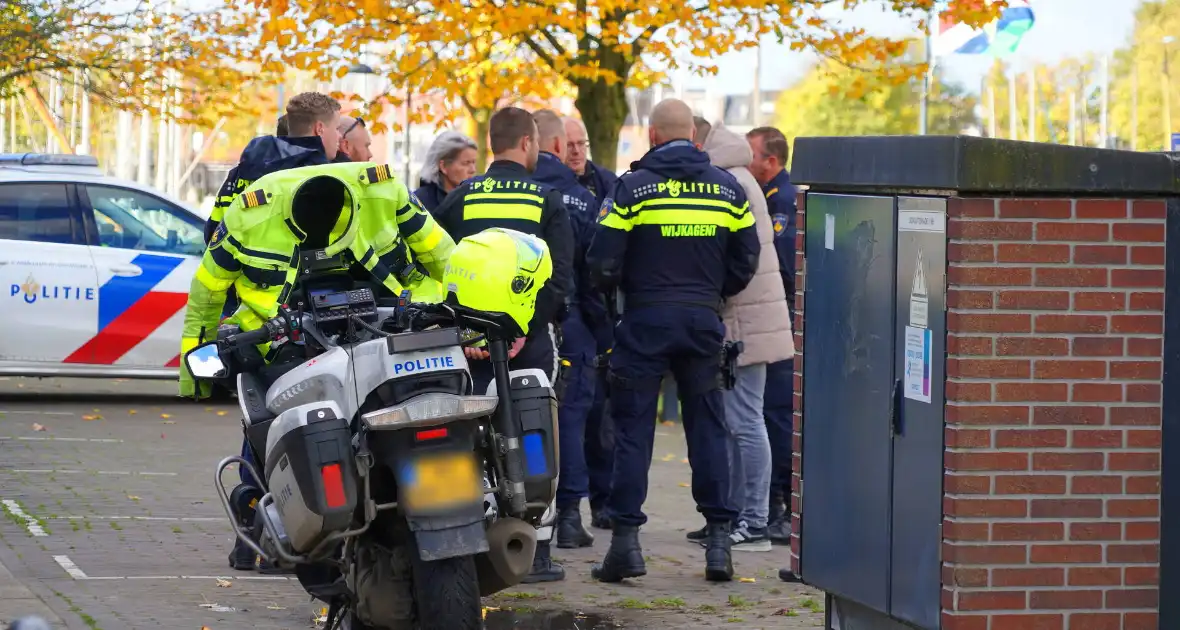 Bandensporen leiden naar overleden persoon in auto onder water - Foto 7