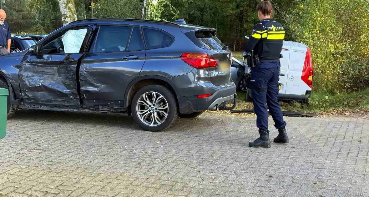 Geparkeerde auto geraakt door botsende voertuigen - Foto 1