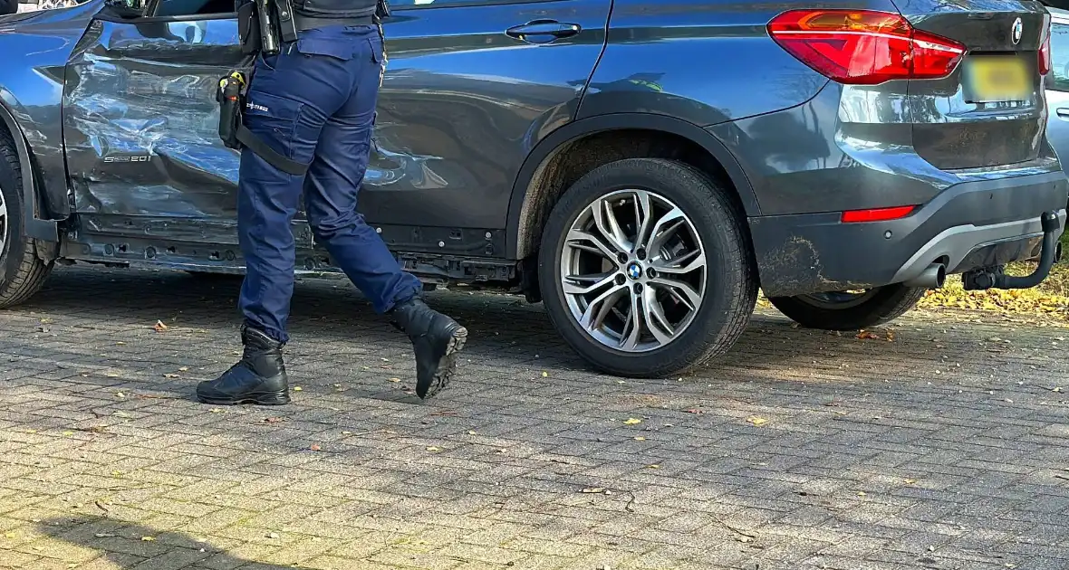 Geparkeerde auto geraakt door botsende voertuigen - Foto 10