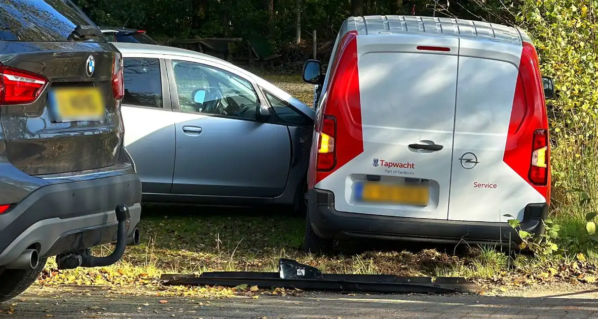 Geparkeerde auto geraakt door botsende voertuigen - Foto 11