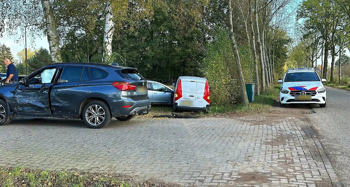 Geparkeerde auto geraakt door botsende voertuigen - Foto 12