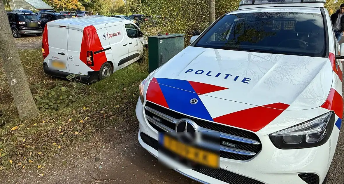 Geparkeerde auto geraakt door botsende voertuigen - Foto 2