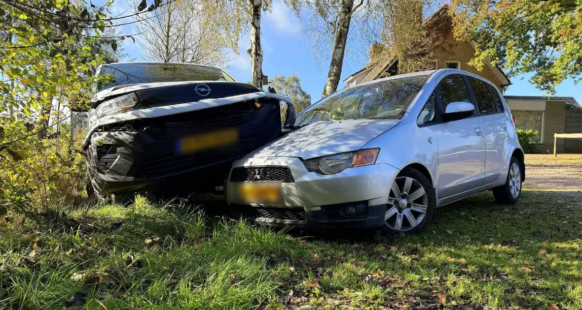 Geparkeerde auto geraakt door botsende voertuigen - Foto 4