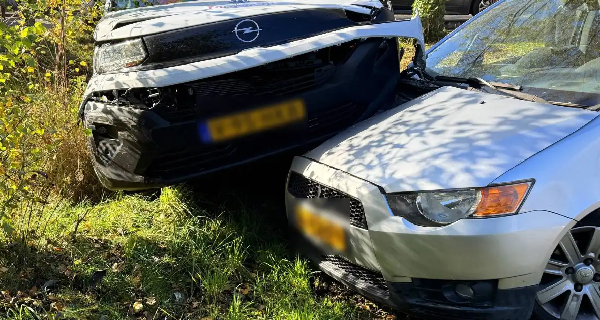 Geparkeerde auto geraakt door botsende voertuigen - Foto 6