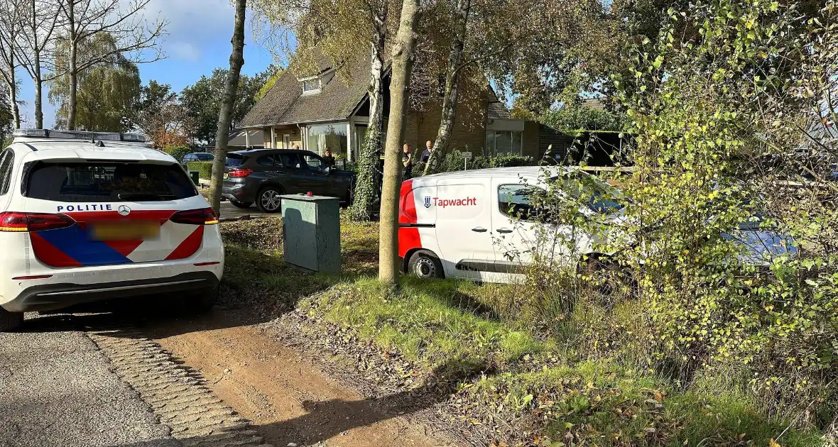 Geparkeerde auto geraakt door botsende voertuigen - Foto 7