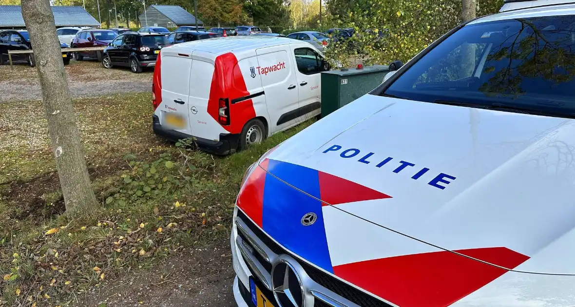 Geparkeerde auto geraakt door botsende voertuigen - Foto 8