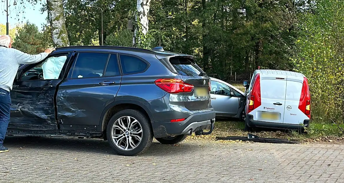 Geparkeerde auto geraakt door botsende voertuigen - Foto 9