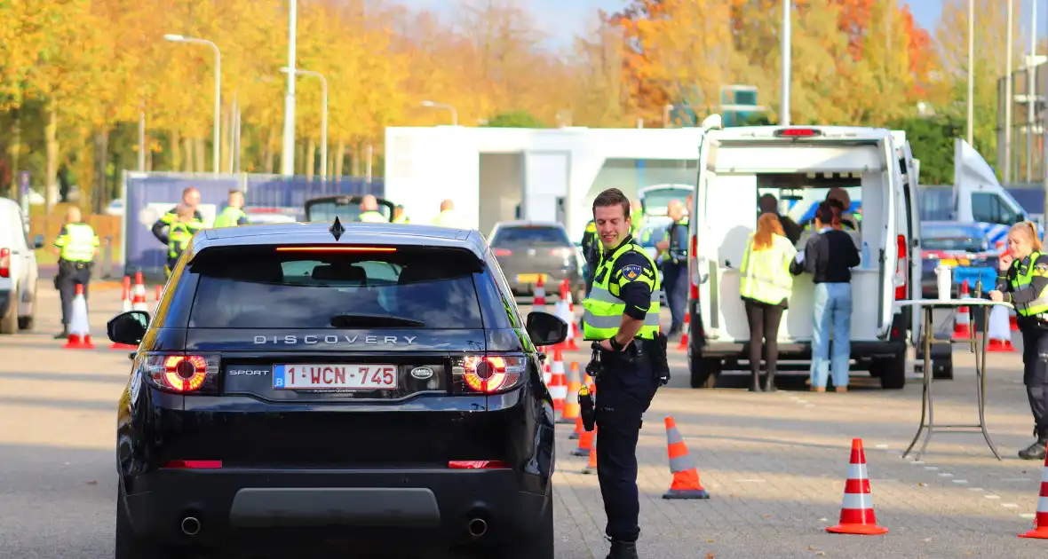 Grote verkeerscontrole in stad - Foto 3