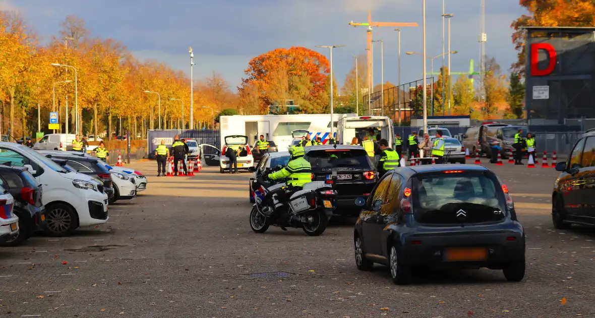 Grote verkeerscontrole in stad - Foto 7