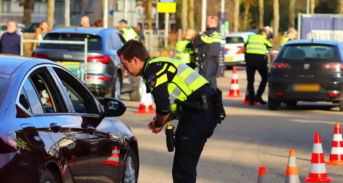 Grote verkeerscontrole in stad - Foto 8