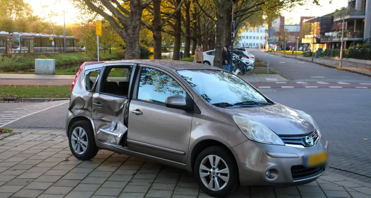 Personenwagen in botsing met tram - Foto 2