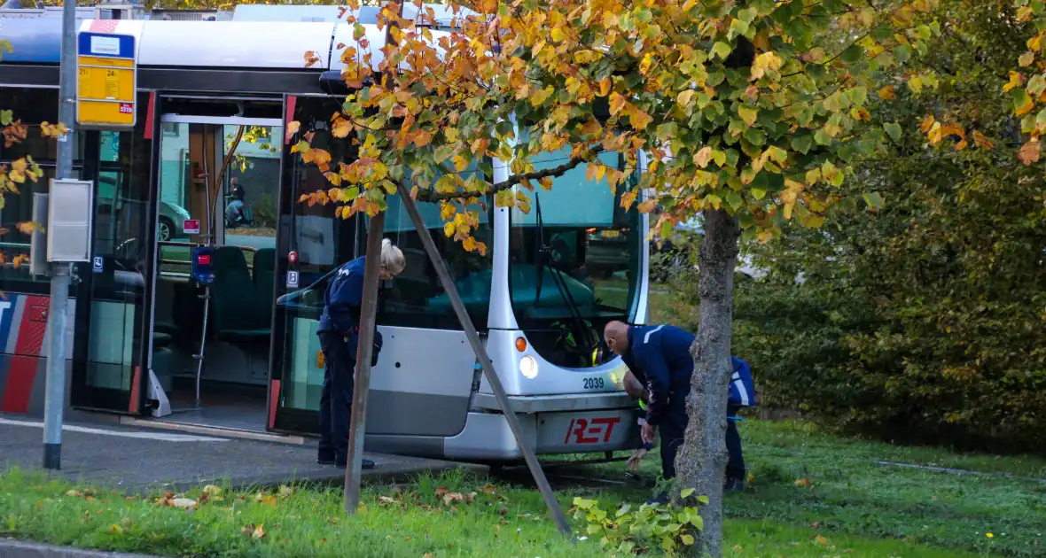 Personenwagen in botsing met tram - Foto 3