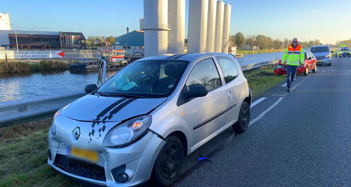 Flinke schade na ongeval tussen drie voertuigen