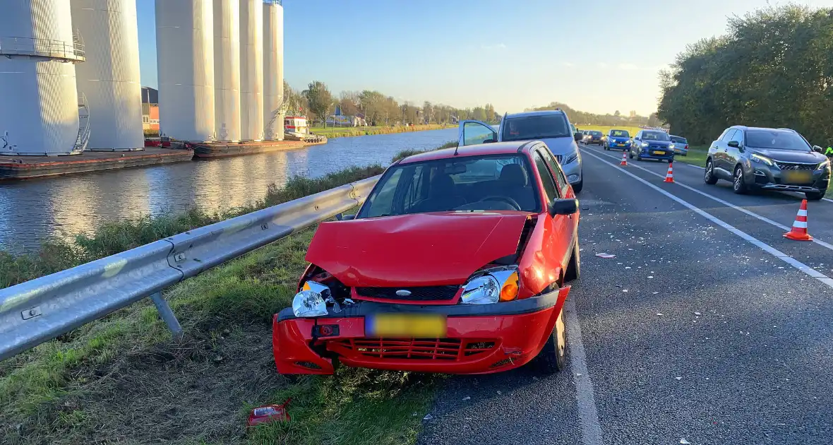 Flinke schade na ongeval tussen drie voertuigen - Foto 1