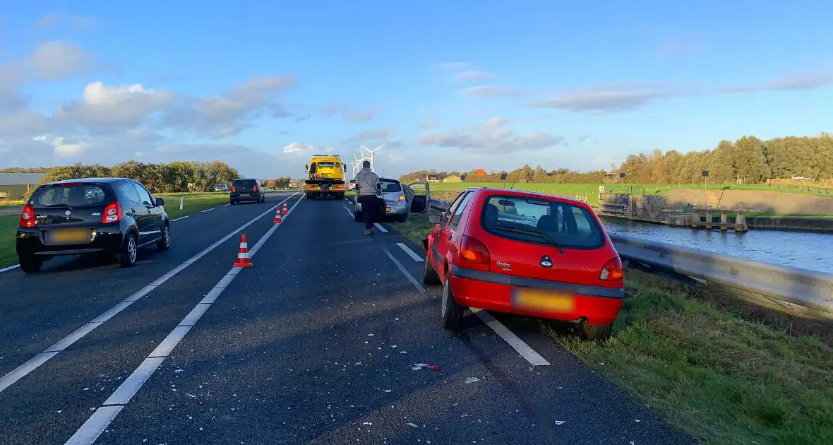 Flinke schade na ongeval tussen drie voertuigen - Foto 2