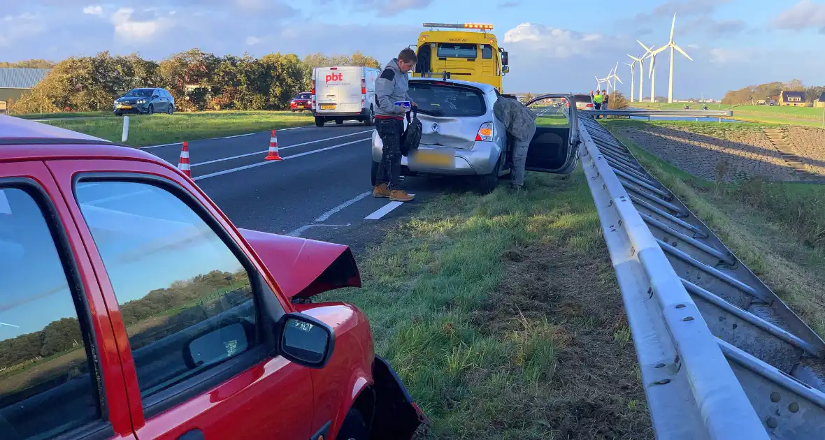 Flinke schade na ongeval tussen drie voertuigen - Foto 3