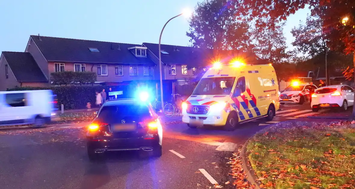 Fietster aangereden door maaltijdbezorger op rotonde