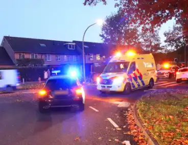 Fietster aangereden door maaltijdbezorger op rotonde