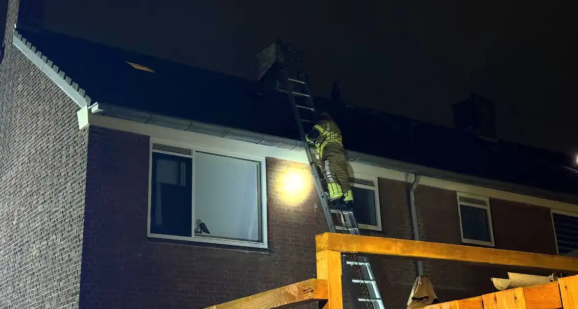 Brandweer weet kat uit dakgoot te pakken - Foto 4