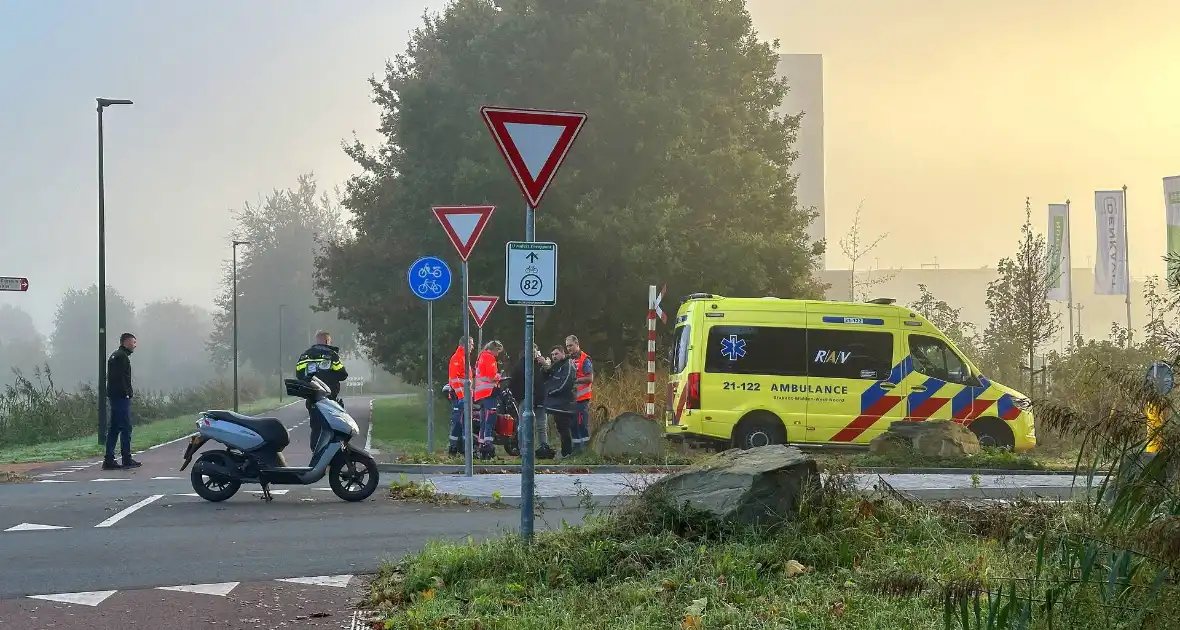 Krantenbezorger op scooter botst met automobilist - Foto 1