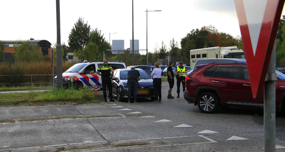 Twee voertuigen botsen op turbo rotonde