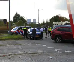 Twee voertuigen botsen op turbo rotonde