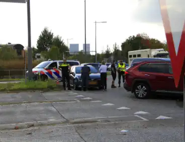 Twee voertuigen botsen op turbo rotonde