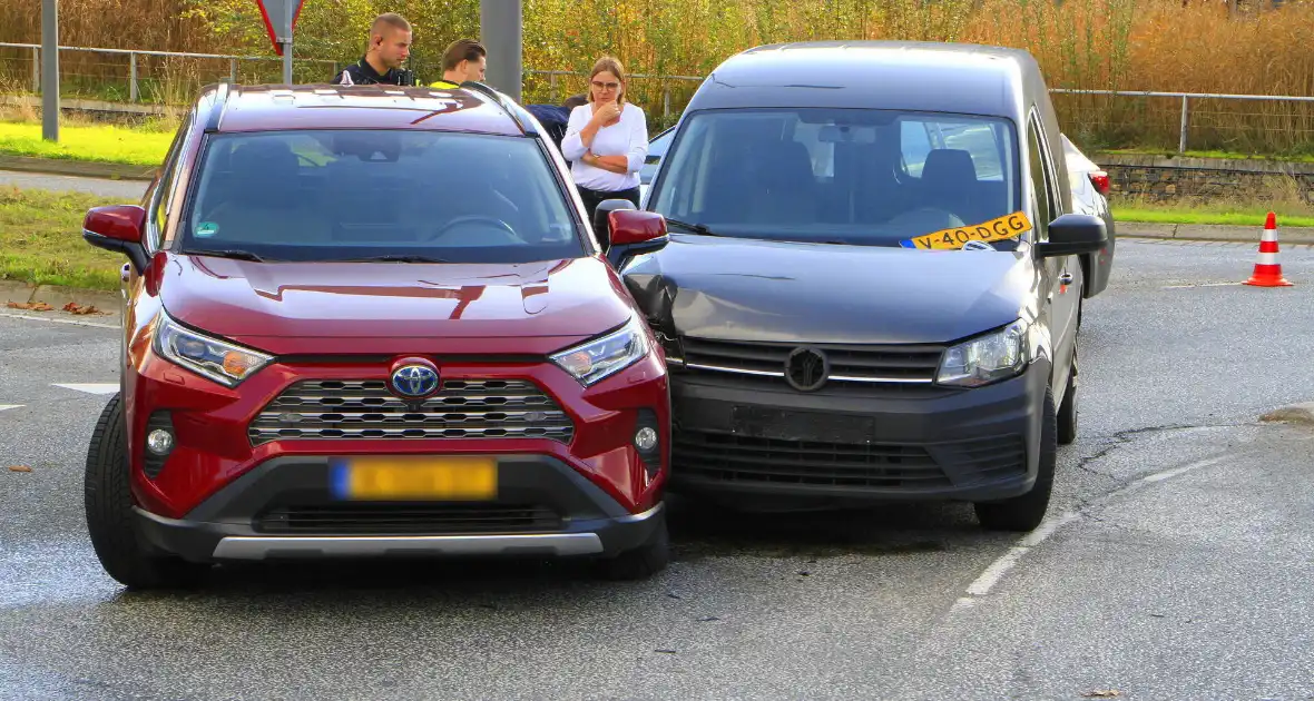 Twee voertuigen botsen op turbo rotonde - Foto 1