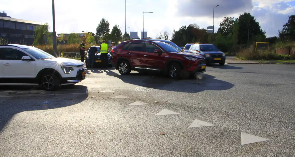 Twee voertuigen botsen op turbo rotonde - Foto 3