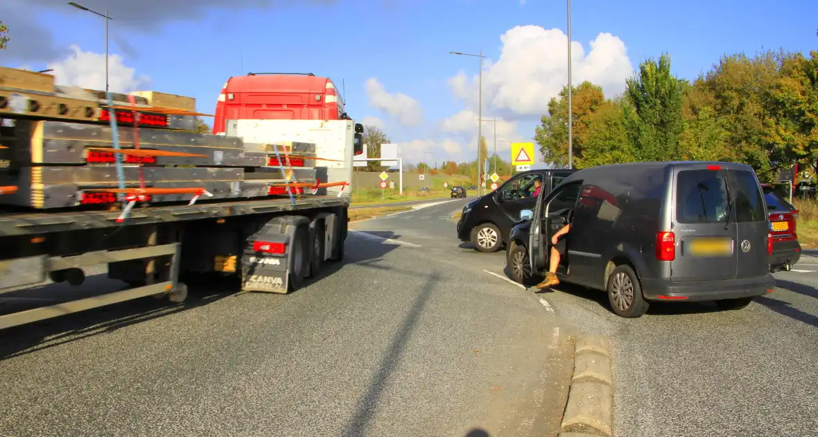 Twee voertuigen botsen op turbo rotonde - Foto 6