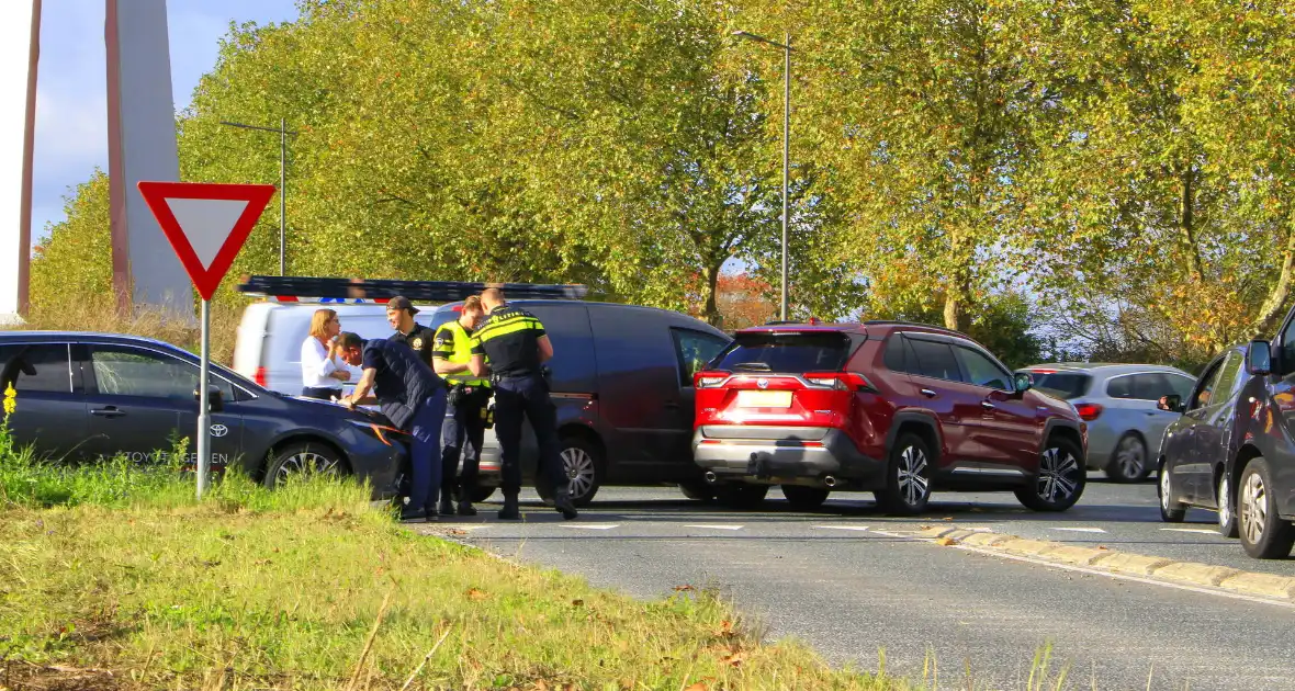 Twee voertuigen botsen op turbo rotonde - Foto 7