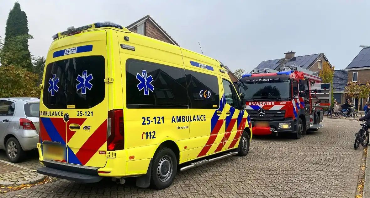 Brandweer tikt ruit in om ambulancedienst toegang tot woning te verlenen