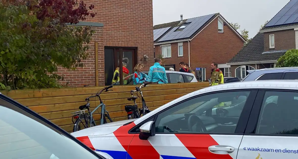 Brandweer tikt ruit in om ambulancedienst toegang tot woning te verlenen - Foto 1