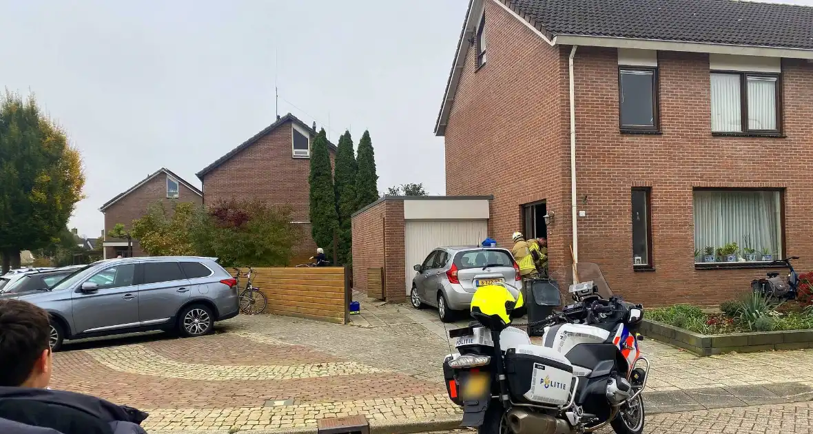 Brandweer tikt ruit in om ambulancedienst toegang tot woning te verlenen - Foto 2