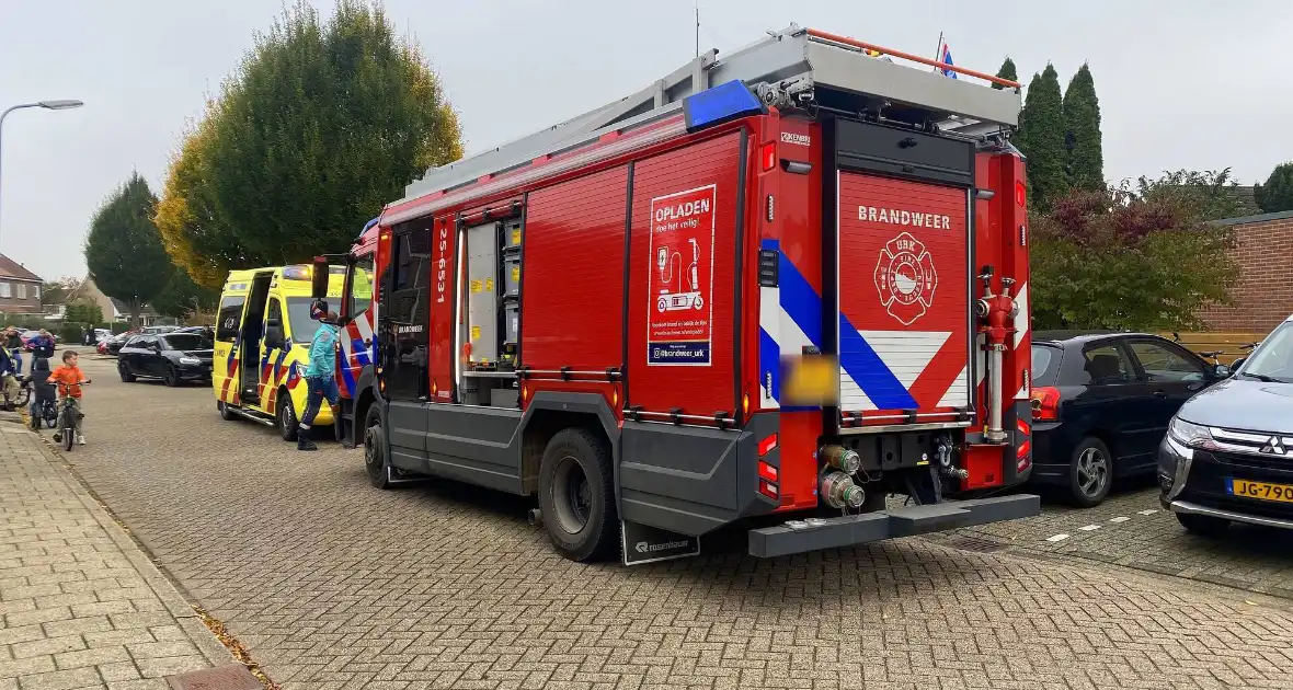 Brandweer tikt ruit in om ambulancedienst toegang tot woning te verlenen - Foto 3