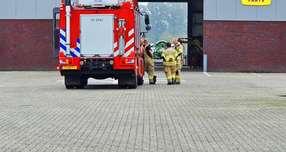 Brandweer doet onderzoek naar gaslucht in bedrijfspand