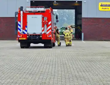 Brandweer doet onderzoek naar gaslucht in bedrijfspand