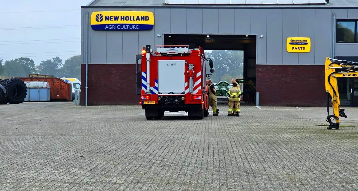 Brandweer doet onderzoek naar gaslucht in bedrijfspand - Foto 1