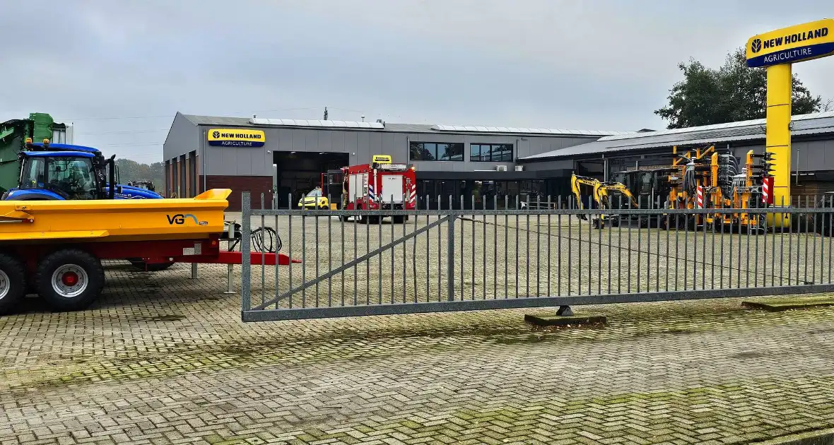 Brandweer doet onderzoek naar gaslucht in bedrijfspand - Foto 2