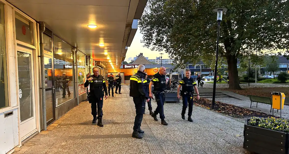 Politie houdt zoekactie op de grond en vanuit de lucht - Foto 1