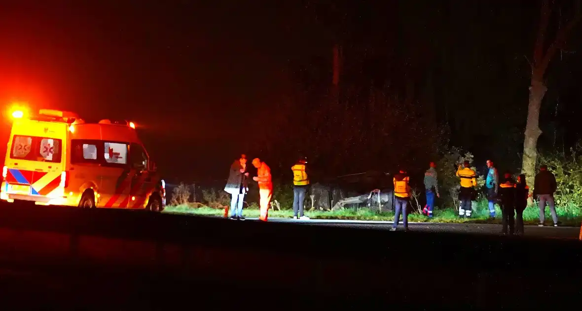 Auto belandt op de kant op snelweg