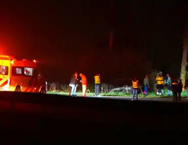 Auto belandt op de kant op snelweg