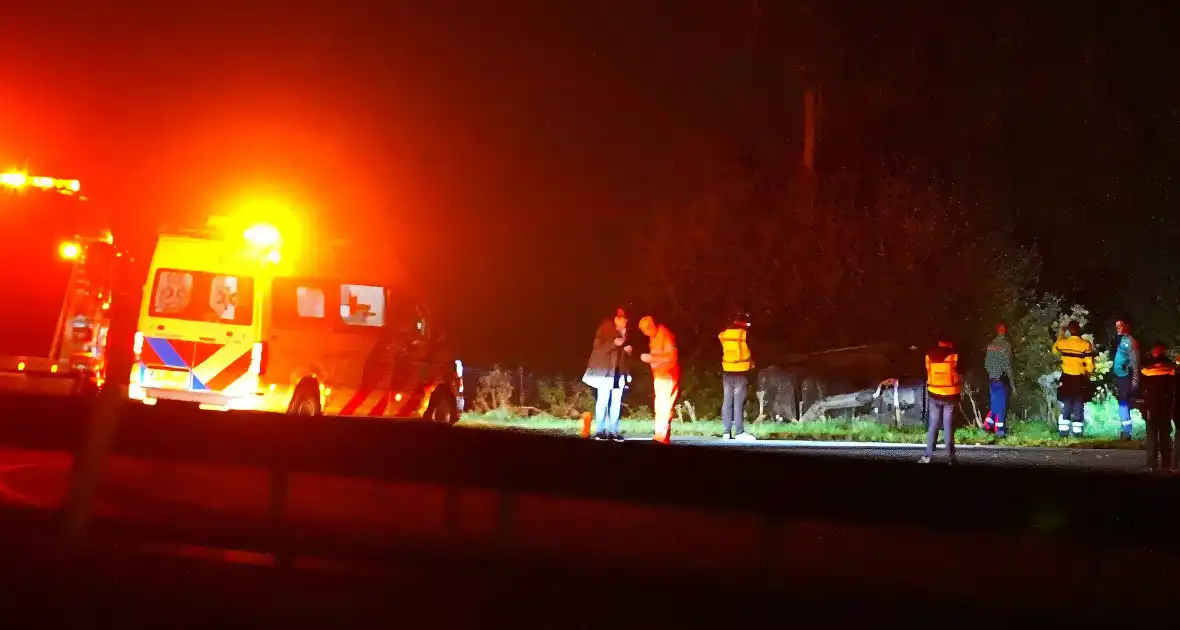 Auto belandt op de kant op snelweg - Foto 1