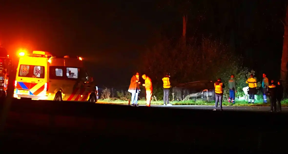 Auto belandt op de kant op snelweg - Foto 2