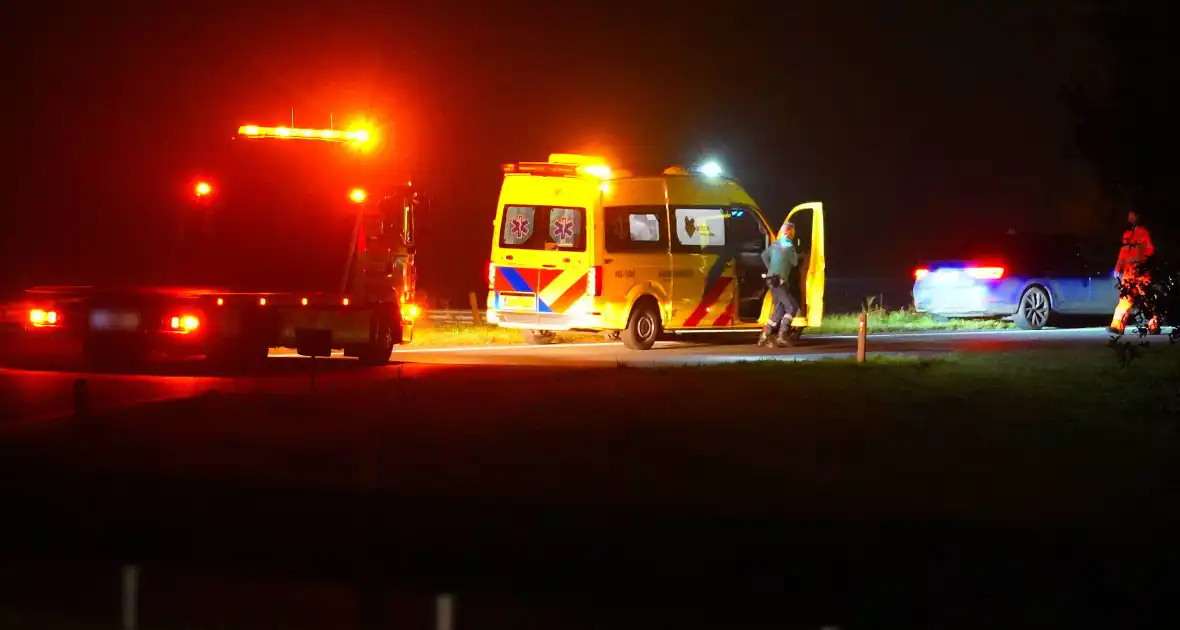 Auto belandt op de kant op snelweg - Foto 3