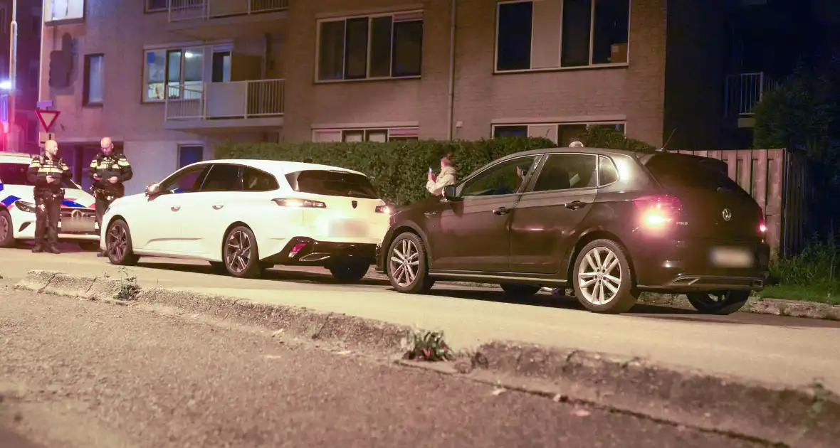 Automobilisten botsen op elkaar bij verkeerslichten - Foto 2