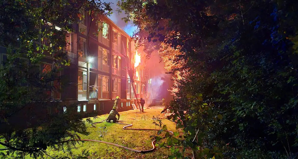 Dode bij zeer grote brand in flat na explosie - Foto 3