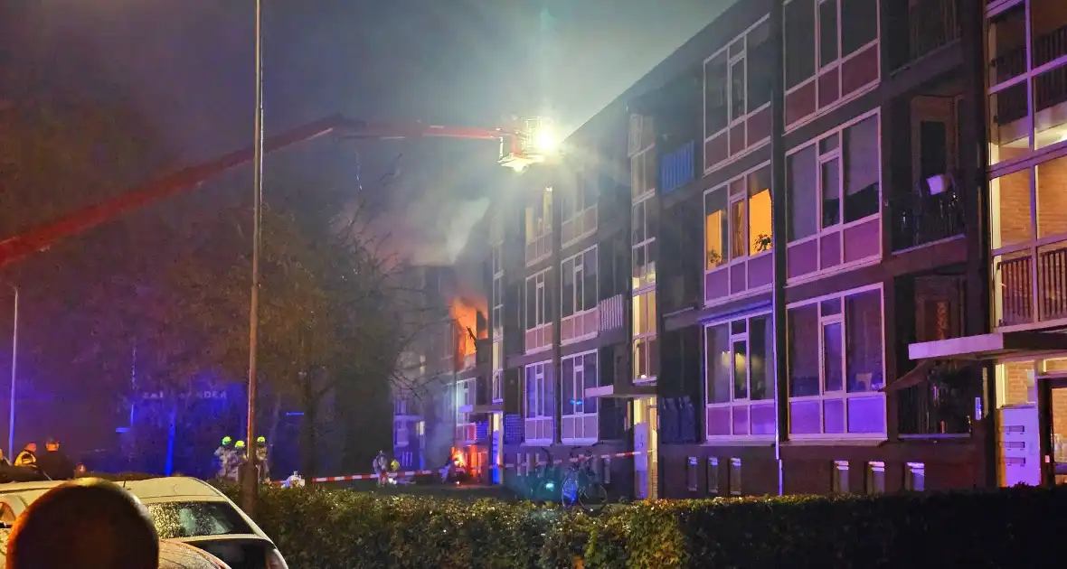 Dode bij zeer grote brand in flat na explosie - Foto 4