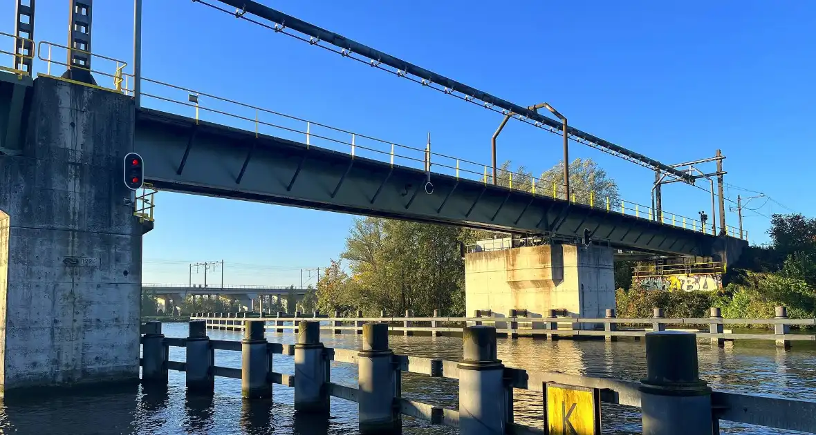 Treinverkeer gestremd door aanvaring met spoorbrug - Foto 2